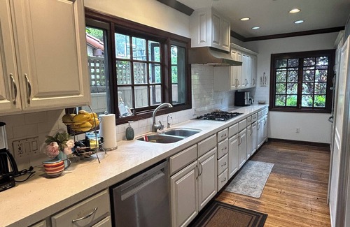 West Los Angeles House | Urban Oasis: 4-bedroom home with Pool in centrally located Westwood/Century City