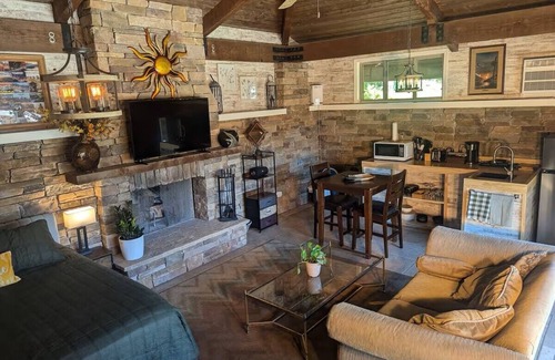 Benson Apartment | Urban Oasis Studio Home in Omaha with AC, WiFi