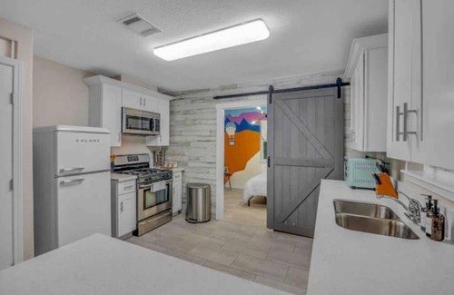 Southeast Houston House | Urban Retreat 4BRs Resort with Pool Hobby Airport