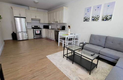 East Newton North Apartment | Urban Retreat Unwind and Enjoy in this beautiful space