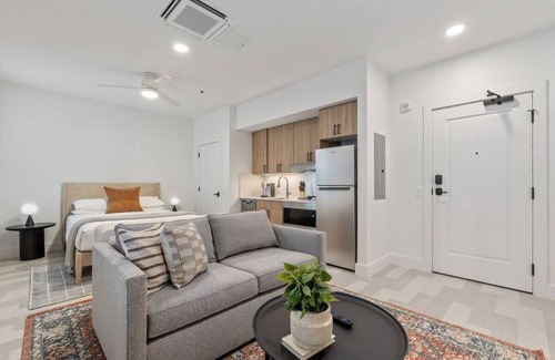 Main - Military Plaza Hotel | Urban Retreat w/Kitchen & Washer—Explore San Antonio Downtown