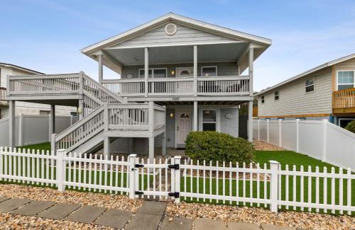 Fernandina Beach House | Updated 3-bedroom, 2 bath well stocked coastal cottage across from the beach