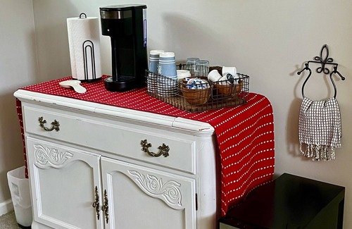 Wayne House | Ushmila's Nest - Private suite with 2 rooms & Bathroom.