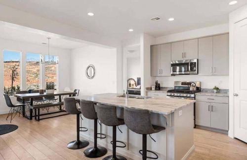 Washington House | Vaca Casa: Hot Tub, Arcades, Foosball. Pickleball