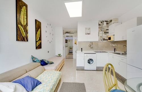 Las Palmas de Gran Canaria Apartment | Vacation Apartment 'Playa Canteras Samperez I' with Mountain View and Wi-Fi