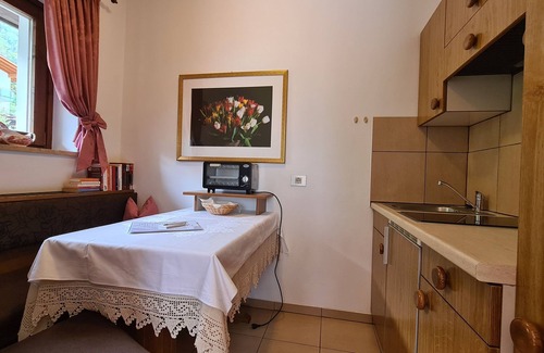 Rifiano Apartment | Vacation apartments Innerhofer west-facing balcony apartment, shared garden and pool