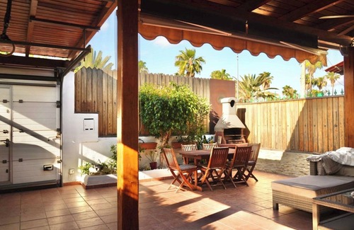 Playa del Ingles Apartment | Vacation 'Bungalow En Playa Del Inglés' with Shared Pool, Private Terrace and Wi-Fi