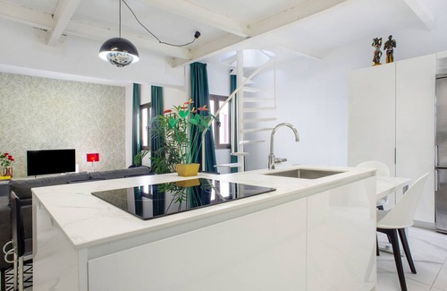 Las Palmas de Gran Canaria House | Vacation Home "Blue sky-loft ático" with Terrace & Wi-Fi