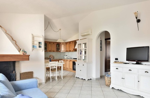 Sos Alinos Apartment | Vacation Home Casa Smeralda with A/C & Balcony