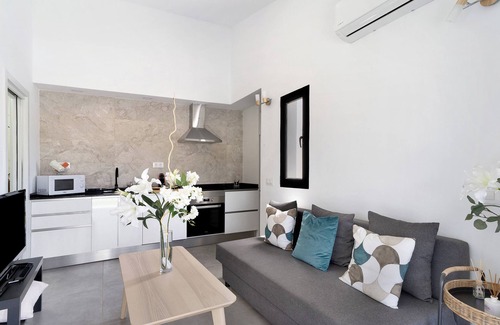 Maspalomas Apartment | Vacation Home 'Casa Luna Kingbed and Jacuzzi' with Mountain View, Shared Pool & Wi-Fi