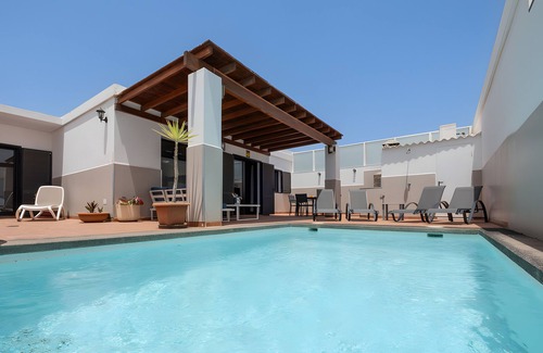 Playa Blanca House | Vacation Home 'De Los Suenos' with Mountain View, Private Pool and Wi-Fi