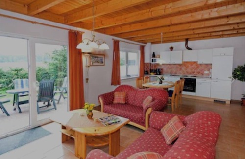 Muritz House | Vacation home in a quiet location, 200m from the nature reserve lake, Mönchshof 13a, with WLAN