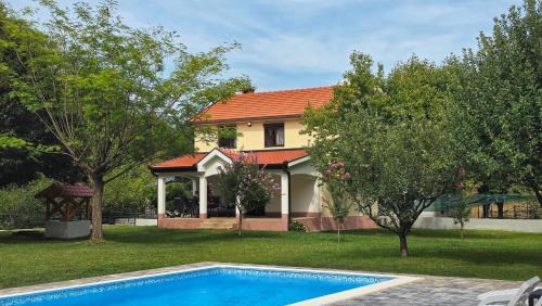 Trn House | Vacation Home Luke