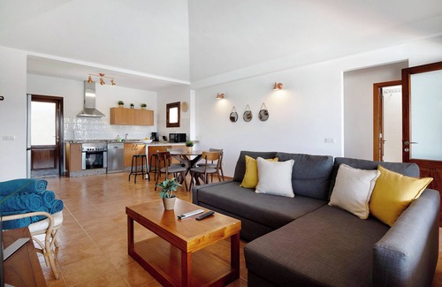 Playa Blanca House | Vacation Home "Villa Rubí" with Sea View, Private Heated Pool und Wi-Fi