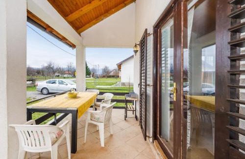 Lovinac Apartment | Vacation House Loreta