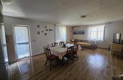 Lovinac Apartment | Vacation House Loreta