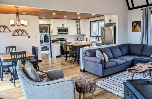 Huntsville Cottage | Vacation retreat in Muskoka's Hidden Valley! Walk to ski hill or beach.