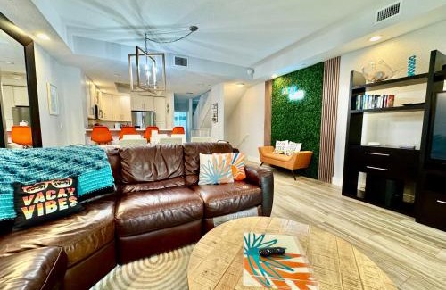 Rock Harbor House | Vacay Vibes-2 Pools, Pickleball, Coffee Bar, 2 Jacuzzis, Food Truck