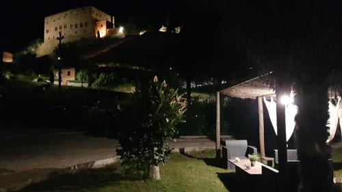San Giovanni d'Asso Apartment | VAL D'ORCIA DELUXE 2, RAFFINATA CASA immersa nel verde con WiFi, giardino e parcheggio
