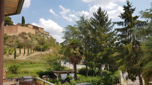 San Giovanni d'Asso Apartment | VAL D'ORCIA DELUXE 2, RAFFINATA CASA immersa nel verde con WiFi, giardino e parcheggio