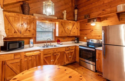 Ponca Condo | Valley Dream Cabin - A Romantic Couples Cabin w/Jacuzzi