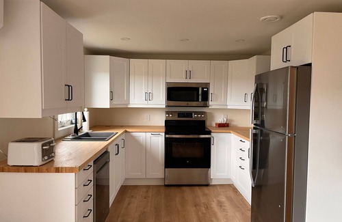 Victoria Villa | Valley Pearl Penthouse Suite | Full kitchen, bunk beds, kids' tub & living room