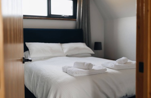 Llandysul Cottage | Valley View Hideaway - a cabin that sleeps 4 guests in 2 bedrooms
