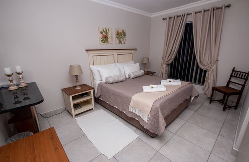 Betty's Bay House | Van Den Berg's Guesthouse