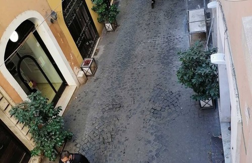 Rione V Ponte Apartment | Vatican's Dreamy Loft