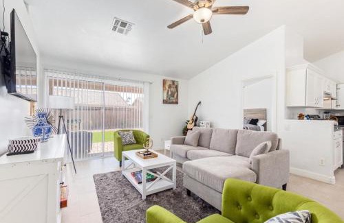 Maryvale House | Vernon House - Stunning Cozy Vacation Home Near State Farm Stadium with Gym-Kitchen-Free Parking