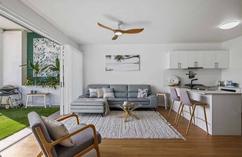 Woolgoolga House | Vibrant Apartment in Heart Of Village, Coffees and Margaritas Close By!