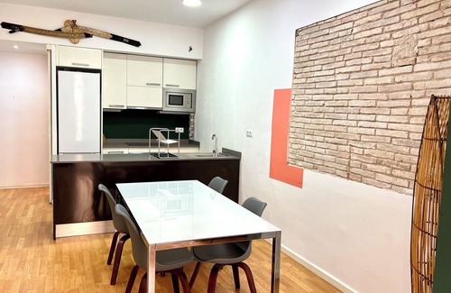 El Poble-sec Apartment | Vibrant Design 2 BD in Centric flat W/Terrace!