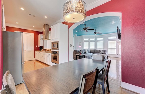 Greater Heights Apartment | Vibrant Haven With Rooftop Patio
