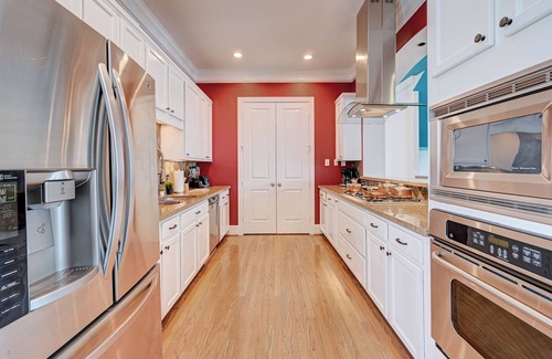 Greater Heights Apartment | Vibrant Haven With Rooftop Patio