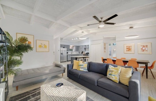 Irving House | Vibrant House w Great Backyard, Pool and Jacuzzi