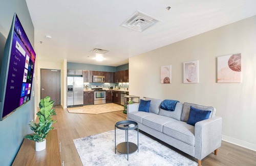 Pittsburgh Apartment | Vibrant Luxury | PRIME LOCATION | 24/7 Valet Gym Terrace Roku