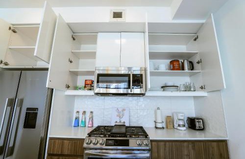 Sunnyside Apartment | Vibrant & Modern Loft-style Walkout Near LRT