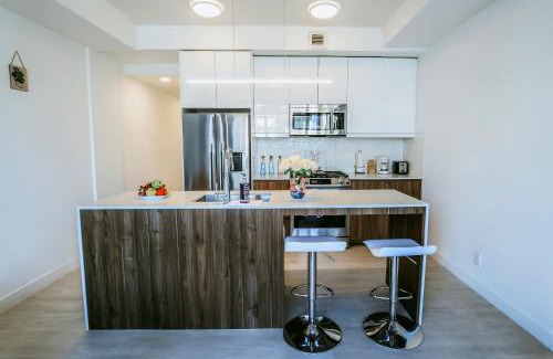 Sunnyside Apartment | Vibrant & Modern Loft-style Walkout Near LRT