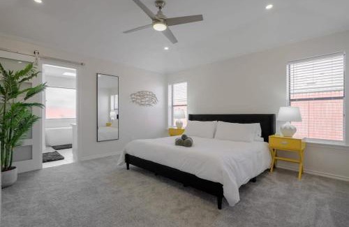 Richardson House | Vibrant Spacious Home w Private Pool and Jacuzzi