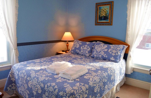 Niagara Falls Bed & Breakfast | Victoria Room with en-suit Bathroom 15 Mins Walk to Falls