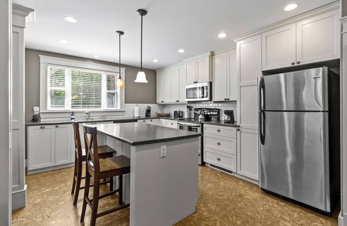 Terra Nova House | Victorian 4BR | 2.5BA | 2Parking | Near Parks & DT