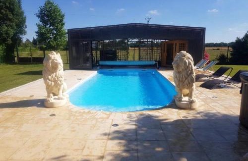 Saint-Clair-d'Arcey Villa | Villa élégante à Saint Clair-d'Arcey avec piscine privée