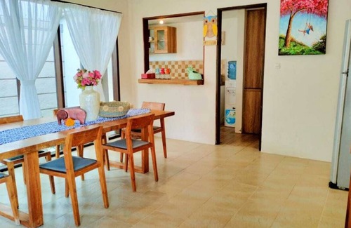 Sunset Road Villa | Villa Alamanda, central and close to restaurants