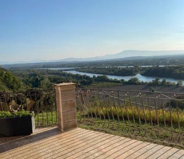 Villeneuve-les-Avignon Villa | VILLA au calme avec VUE MAGNIFIQUE -entièrement climatisée - piscine