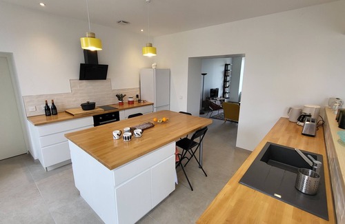 Saint-Jean-d'Angely House | Villa Ausone, Maison Spacieuse Entièrement Rénovée Lumineuse Avec Beaux Volumes