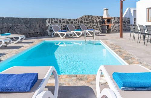 Playa Blanca Villa | Villa Bellisima