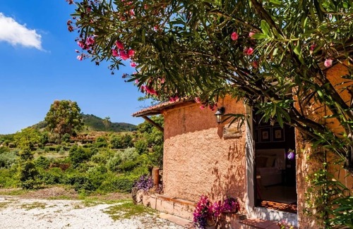 Viagrande Apartment | Villa Bonaccorso - Il Casotto "Bouganville"
