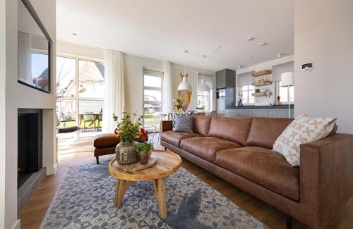 Delfstrahuizen Villa | Villa by Tjeukemeer with Private Jetty