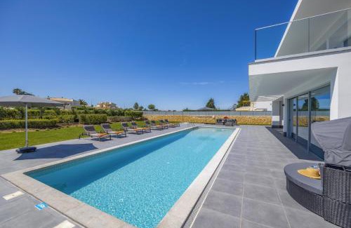 Castelo Villa | Villa Casa Magnolia by Villa Plus