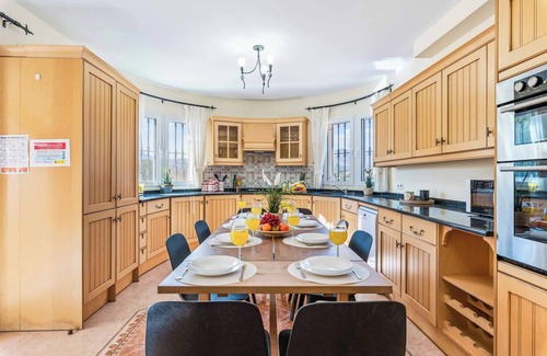 La Empedrola Villa | Villa Comodo - Six Bedroom Villa, Sleeps 14